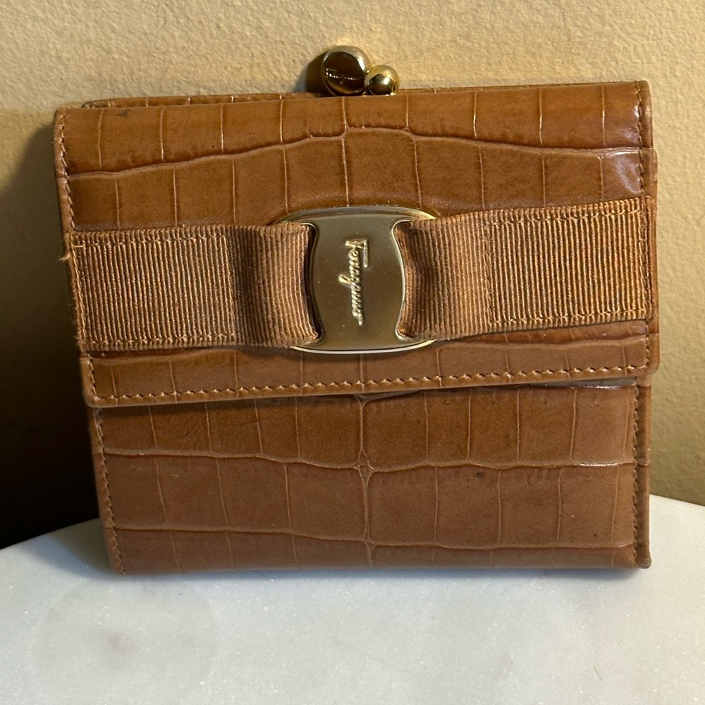 Salvatore Ferragamo kisslock skin wallet🔥beaut